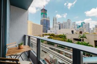 Luxury Studio with Rooftop Pool & Free Parking - 4