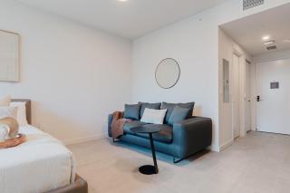 Luxury Studio with Rooftop Pool & Free Parking - 2