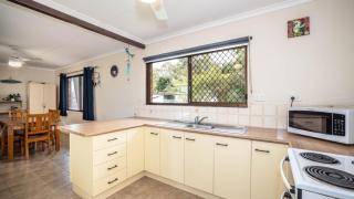 Bongaree Retreat With Room For The Boat - Bellara - 2