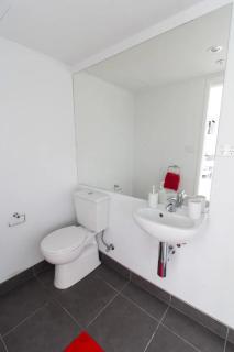 Modern 1BR Apartment - 2