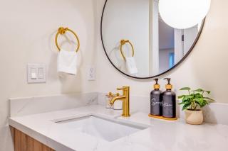 AC New Remodel In-Unit Laundry Cap Hill - 8
