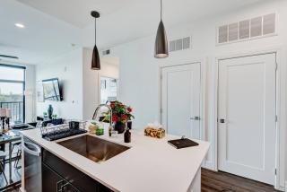 Luxe 1 BR Penthouse: King Bed |Pool & Theater, TMC - 7