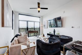Luxe 1 BR Penthouse: King Bed |Pool & Theater, TMC - 6