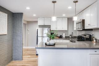 Sleeps 18 Triplex 9BR 3 Kitchens 1 Yard - 4