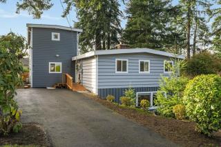 Sleeps 18 Triplex 9BR 3 Kitchens 1 Yard - 3