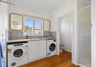 The Shack- Walk to beach, sleeping 4, fireplace, pet friendly! - 9