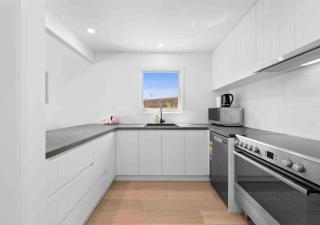 So Beachy! 200m to the beach or shops! Sleeps 8 - 8