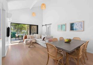 So Beachy! 200m to the beach or shops! Sleeps 8 - 7