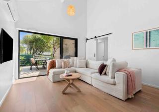 So Beachy! 200m to the beach or shops! Sleeps 8 - 1