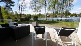 Lakefront cottage with a dreamy balcony - 3