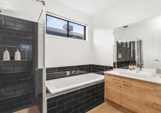Bayview Luxe- Sleeping 14, Pet Friendly, Views- 4 bedroom, lounge with sofa beds - 7