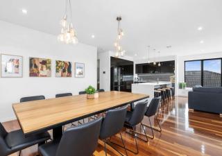Bayview Luxe- Sleeping 14, Pet Friendly, Views- 4 bedroom, lounge with sofa beds - 3