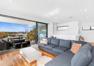 Bayview Luxe- Sleeping 14, Pet Friendly, Views- 4 bedroom, lounge with sofa beds - 2
