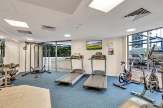 Bright Modern CBD Apartment Parking Pool & Gym - 7