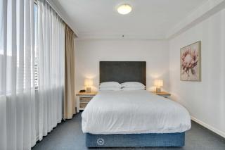 Bright Modern CBD Apartment Parking Pool & Gym - 6