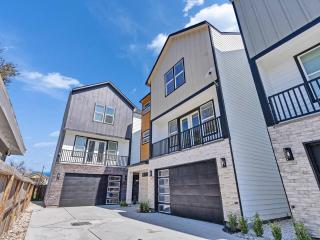 A: Rodeo Hub – Mins to Galleria, TMC, UH & NRG! - Holiday Home - 9