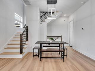 A: Rodeo Hub – Mins to Galleria, TMC, UH & NRG! - Holiday Home - 6