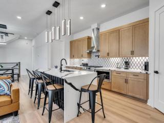 Near NRG + MD Anderson | Garage | King bed | WiFi - 8