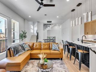 Near NRG + MD Anderson | Garage | King bed | WiFi - 9