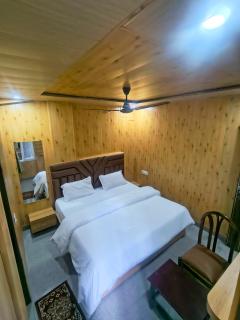 Oak wood luxury hotel in Mussoorie - 4
