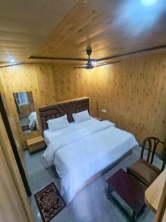 Oak wood luxury hotel in Mussoorie - 3