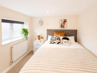 4 BR - Sleeps 12 - Free Private Parking - Long Stays - 6