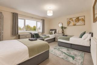 4 BR - Sleeps 12 - Free Private Parking - Long Stays - 1