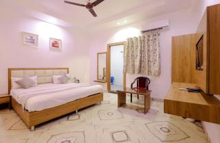 The Little Pink Homestay Near Taj Mahal - 1