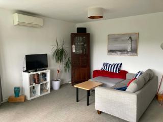 Cosy, suburban oasis - 5