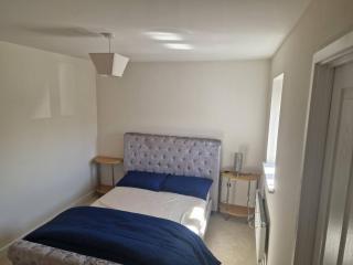 Heart of Derby, Tastefully Decorated 3 Bed House - 5