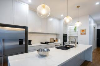 Modern Home - gr8 4 groups by Custom Bnb Hosting - 7