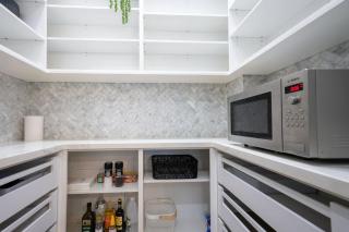 Modern Home - gr8 4 groups by Custom Bnb Hosting - 2