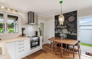 Wisteria Cottage - 1