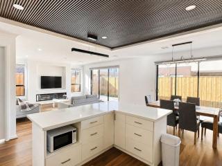 Modern 4BR Home 3 Master Ensuites Family Stays - 3