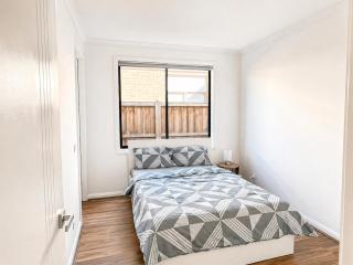 Modern 4BR Home 3 Master Ensuites Family Stays - 2
