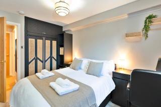 Central 2 Bed Stylish Flat Sleeps 4 - 1