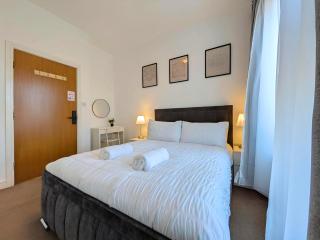 Stylish Rooms Near Airport & City Centre Parking - 9