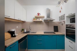 Stylish City Stay with Balcony & Free Parking - 6