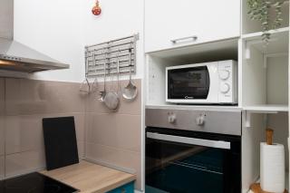 Stylish City Stay with Balcony & Free Parking - 3