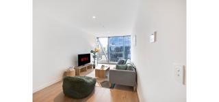 Sky-High CBD Luxury 2 Bedroom Apartment with Pool, Gym, City Views - 8