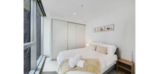 Sky-High CBD Luxury 2 Bedroom Apartment with Pool, Gym, City Views - 5