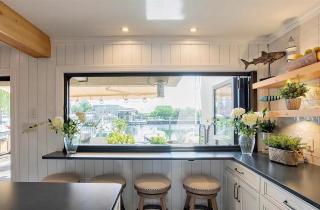Luxury Waterfront Three Bedrooms Unit with Bay Views - 1