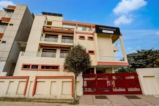 Super OYO Townhouse Gomti Nagar Sector 1 Formerly The Gahmar Inn - 0
