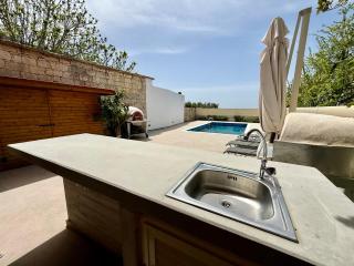 Authentic 5 Bedroom Stone Villa with Pool in Kathikas - 9