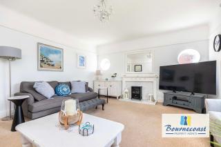 DINGLE APARTMENT by BOURNECOAST - Spacious Apartment Near Sandy Beaches with Patio Garden and Parking - FM6336 - 1