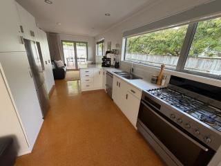 Modern, spacious, sunny 4 bdrm home Central Hutt - 5