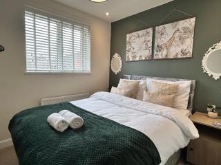 3 Bed House With Private Garden Parking WiFi Sleeps 7 - 8