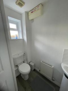 3-bed-Sleeps 5 with Garden and Parking - 9