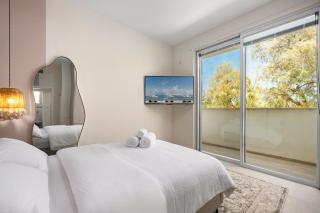 Beachfront Apartment with Balcony and Shared Rooftop Pool - 5
