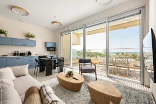 Beachfront Apartment with Balcony and Shared Rooftop Pool - 7
